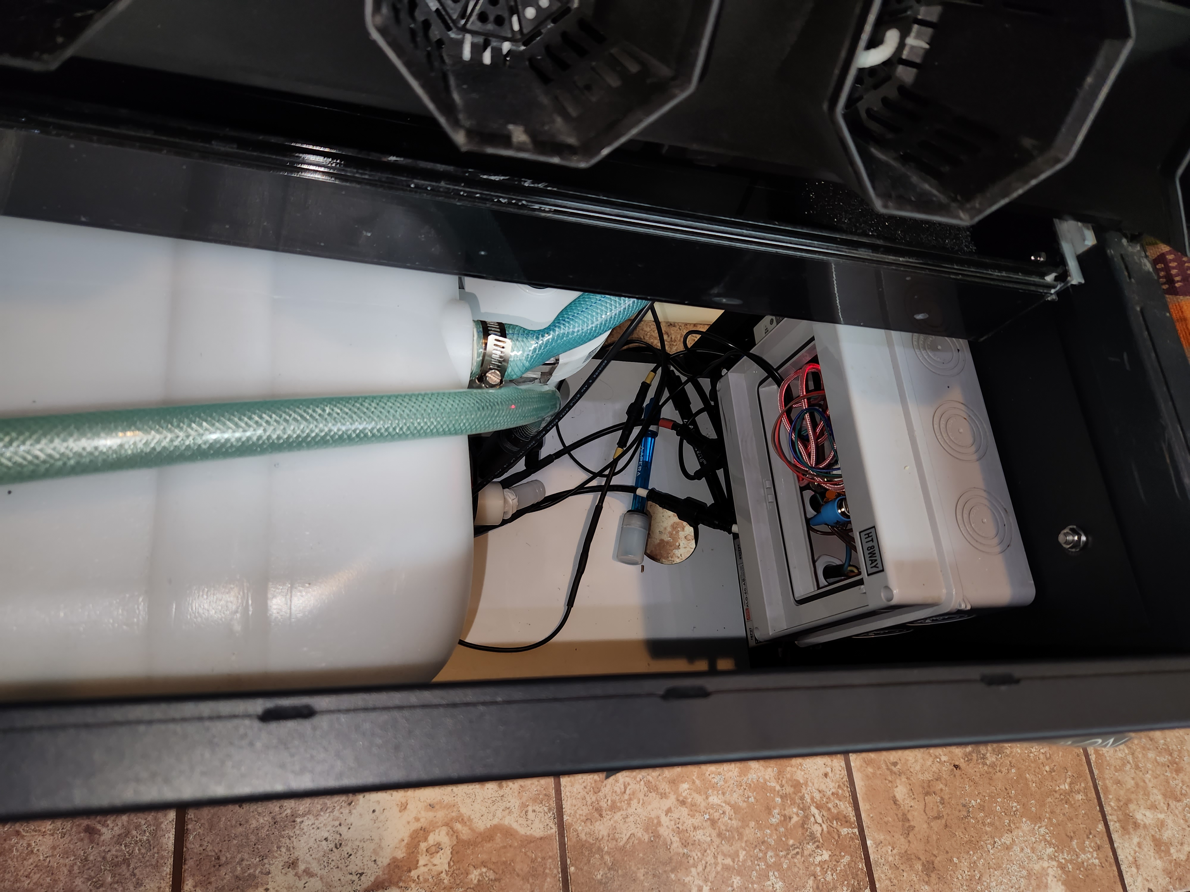 Inside the base unit with reservoir and controller